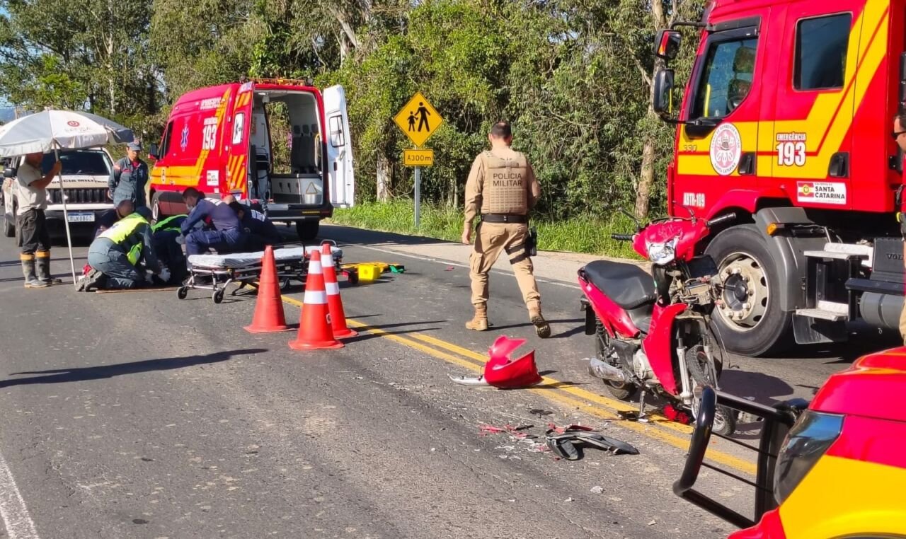 bombeiros atendem acidente acidente na SC-370