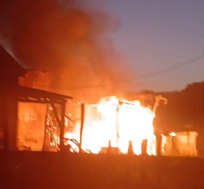 Incêndio destrói residência e bombeiros evitam que fogo atinja galpão em Imbituba