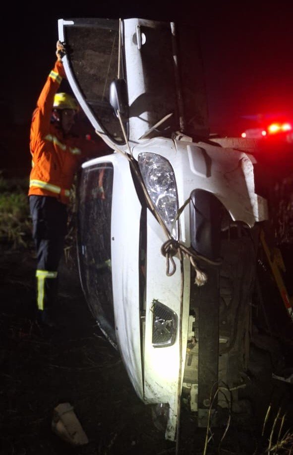 bombeiros carro sai da pista capotamento na SC-438