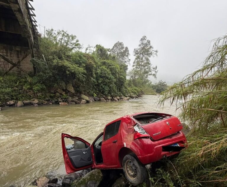 Motorista é resgatado após queda de ponte em Gravatal