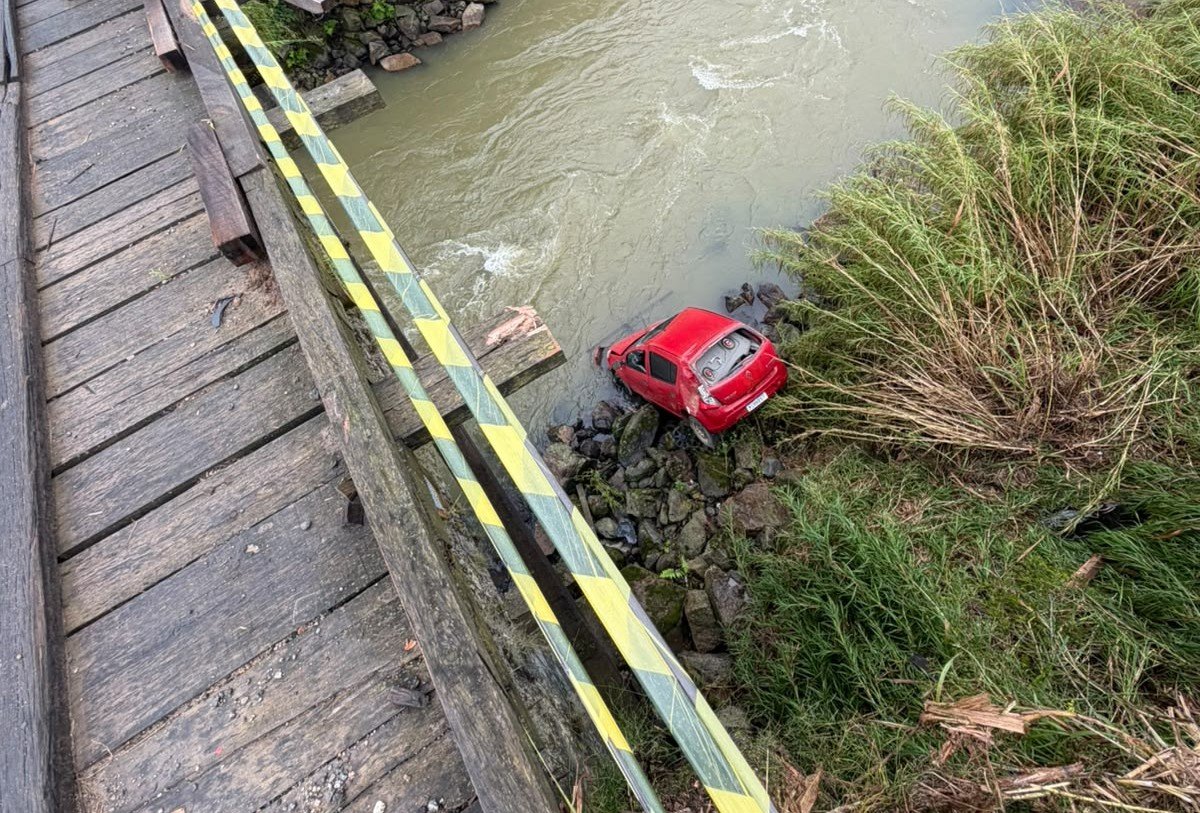 Motorista é resgatado após queda de ponte em Gravatal