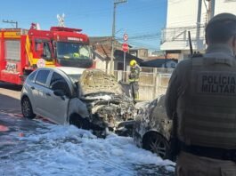 Dois carros são danificados por incêndio próximo ao Facilita Tubarão Incêndio em carros Tubarão