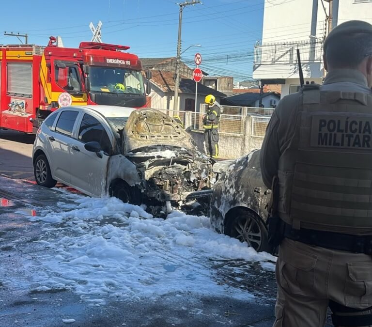 Dois carros são danificados por incêndio próximo ao Facilita Tubarão
