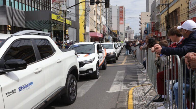 Tubarão reúne milhares de pessoas no desfile de 7 de Setembro
