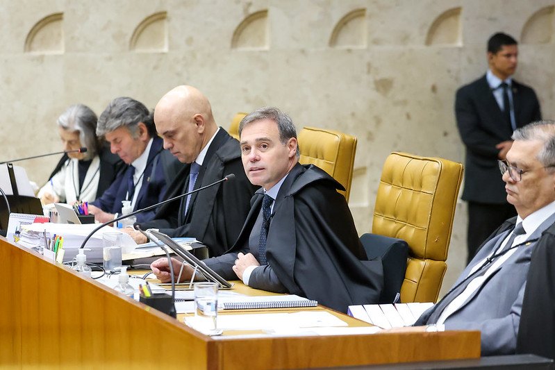 Dura analisa sessão do STF e a crise no judiciário