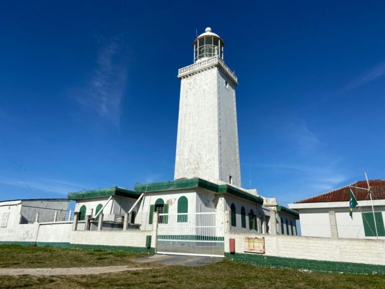 Farol de Santa Marta suspende visitação interna durante obras em Laguna