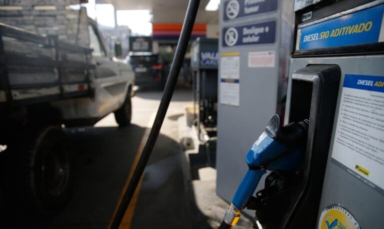 Governo amplia subsídios aos combustíveis após alta do petróleo