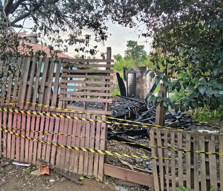 Incêndio destrói casa em Tubarão e mobiliza buscas por possíveis vítimas