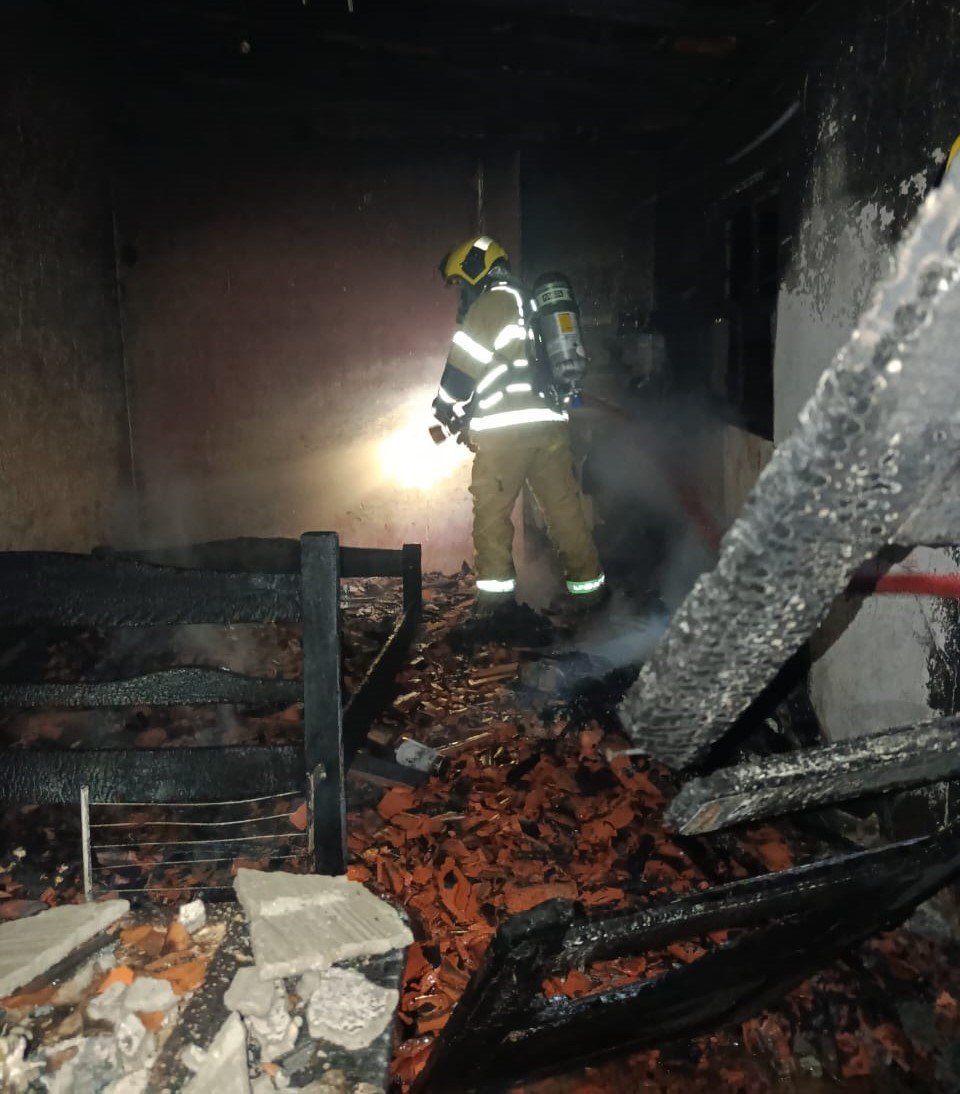 Incêndio atinge residência em Ibiraquera Incêndio atinge residência em Ibiraquera
