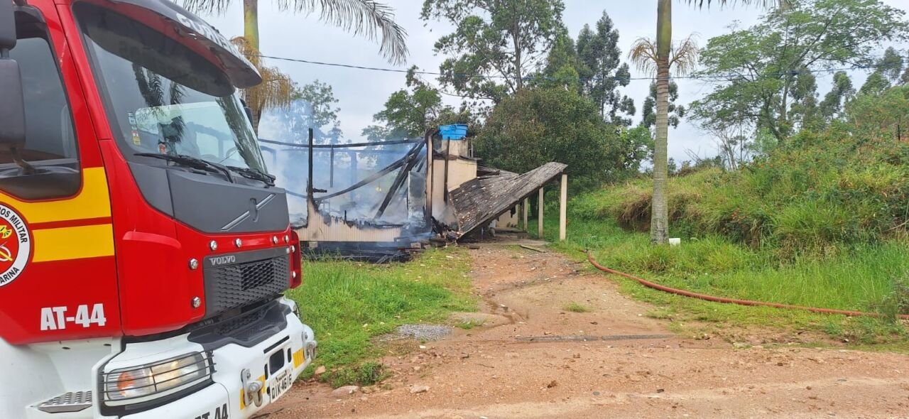 Incêndio atinge casa no Jardim Juliana, em Laguna