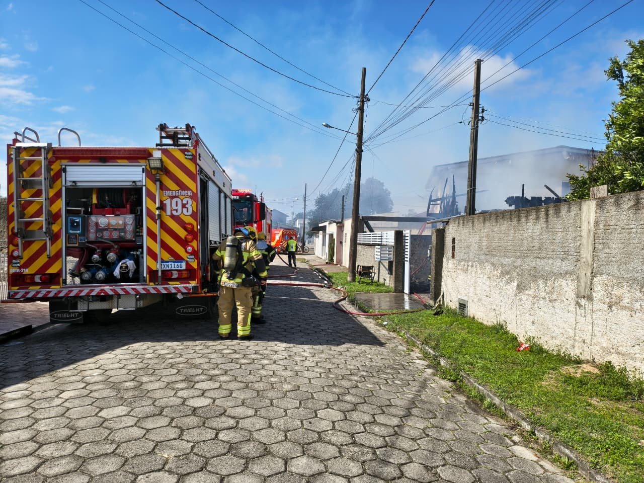 Incêndio atinge casa no Jardim Juliana, em Laguna
