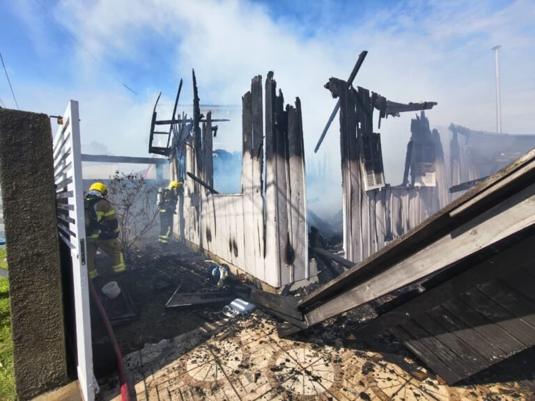 Incêndio atinge casa no Jardim Juliana, em Laguna