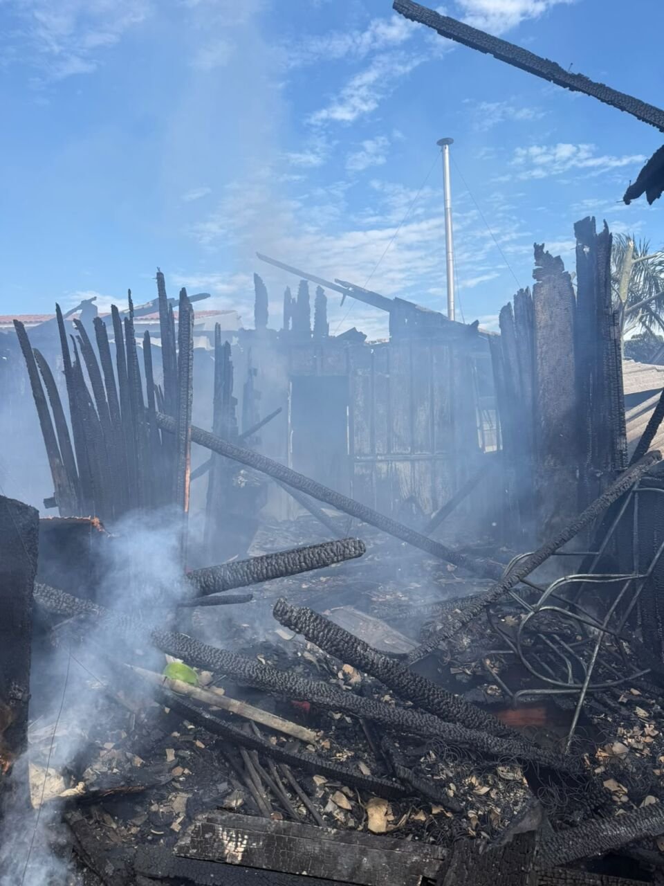 Incêndio atinge casa no Jardim Juliana, em Laguna