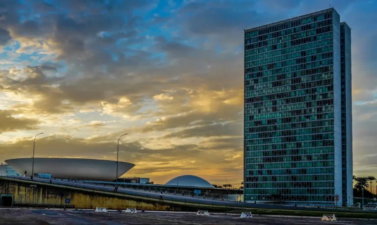 Fim da escala 6×1 não vai a plenário no Senado