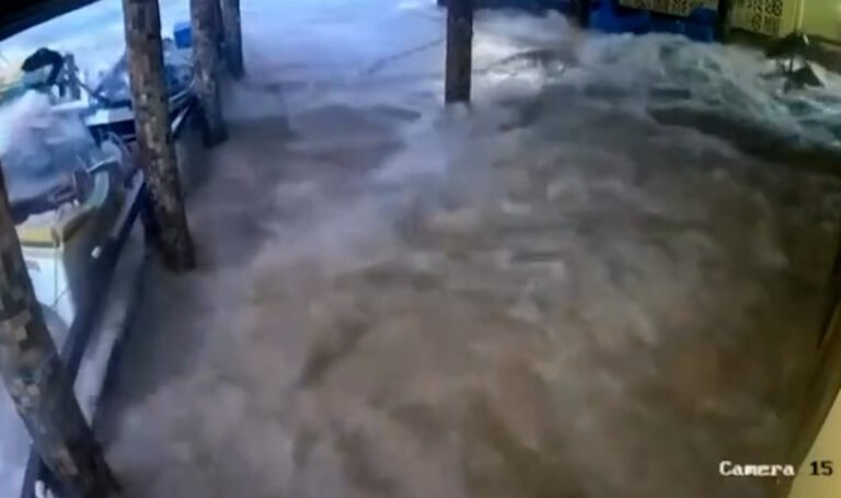 Tsunami meteorológico provoca avanço do mar e estragos em Laguna e Jaguaruna