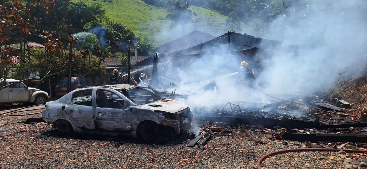 bombeiros casa bn Incêndio em Santa Rosa de Lima