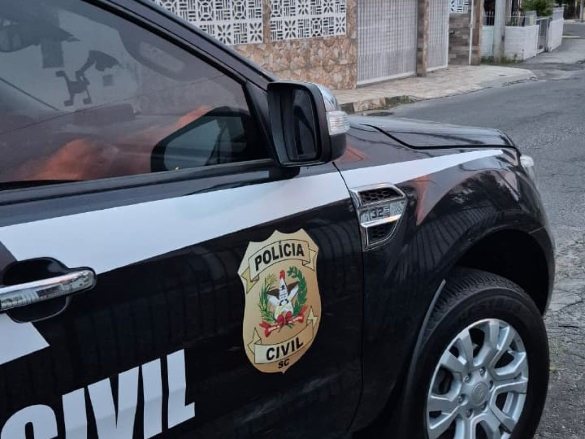 Casal preso por tráfico de drogas em Laguna Casal preso por tráfico de drogas em Laguna