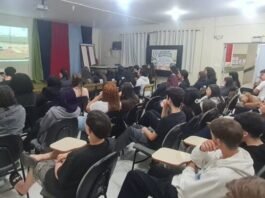Defesa Civil orienta estudantes sobre riscos climáticos em Tubarão Defesa Civil orienta estudantes em Tubarão