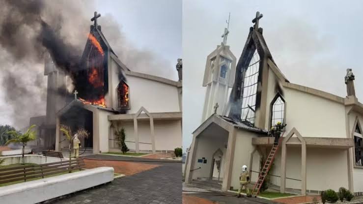 Incêndio em igreja de Treze de Maio é investigado pela Polícia Civil