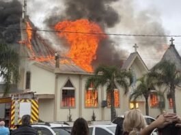 Incêndio destrói Igreja Matriz de Treze de Maio e ameaça estrutura incêndio na Igreja Matriz de Treze de Maio
