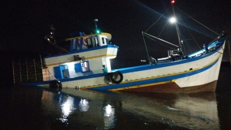 Barco de pesca bate em pedra em Laguna