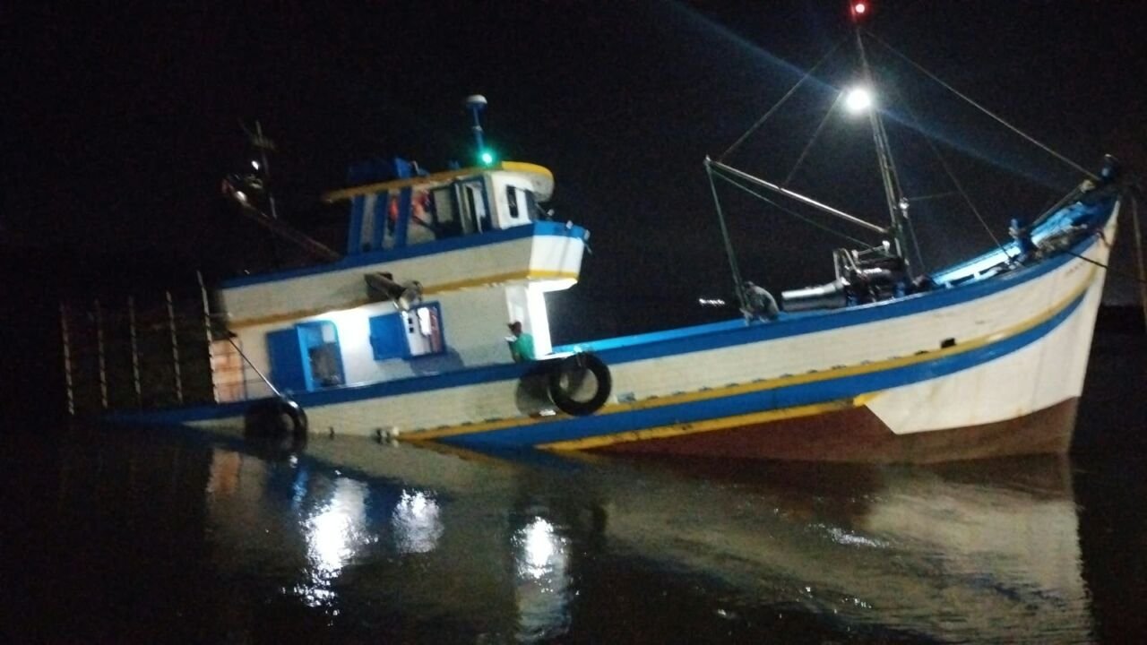 naufragio bombeiros laguna Barco de pesca bate em pedra em Laguna