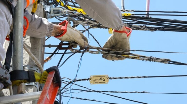 retirada de fios obsoletos em Tubarão